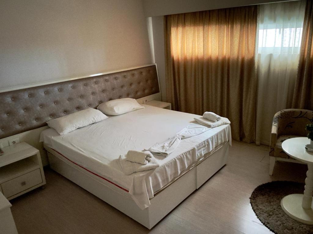 Select City Center Hotel Тирана Екстериор снимка